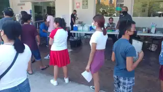 Los menores de 12 a 14 años acudieron con sus pares a recibir su primera dosis o la segunda vacuna anticovid en Cancún
