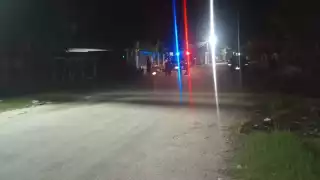 Vecinos llegaron al lugar ante el llamado de la mujer quien descubrió a los jóvenes robando cable