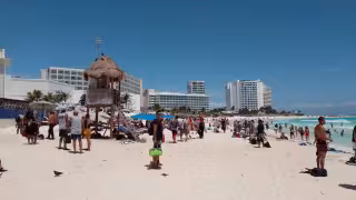 El día soleado motivó a los turistas nacionales y extranjeros, a salir de sus centros de hospedaje y visitar las playas de Cancún
