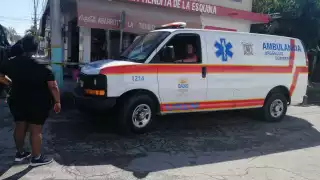Policías acordonaron los alrededores de la tienda de abarrotes en Chetumal para que el Semefo hiciera el levantamiento del cadáver