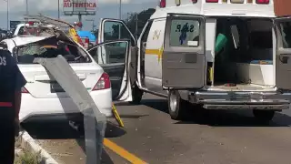 La mujer quedó prensada al interior del vehículo y al ser rescatada fue trasladada al hospital