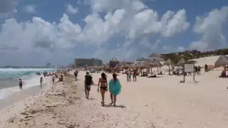 Tanto turistas como locales acudieron a la playa de Cancún