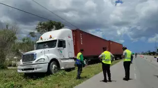 El trailero dormitó, causando que perdiera el control de la unidad