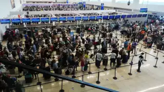 Se evidencia las nulas medidas sanitarias en las filas del aeropuerto