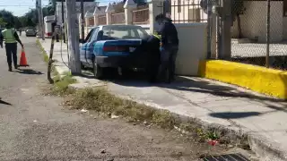 El conductor quedó atrapado dentro del auto, las puertas no tenían espacio para abrirse y el sujeto salió por la ventanilla