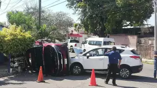 Pese a la aparatosa volcadura, no se reportan heridos