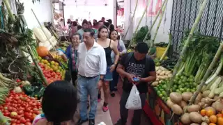 Las administradoras del hogar acudieron al Mercado 23 para comprar frutas, flores y veladoras