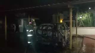 La camioneta de la Delegada del IMSS en Chetumal fue incendiada, lo que le causó una crisis nerviosa