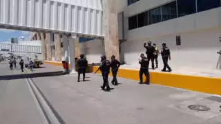 Elementos de la Policía Quintana Roo acudieron a la zona del ataque en el aeropuerto de Cancún, como apoyo del Ejército Mexicano