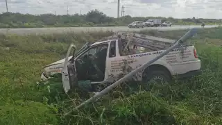 El conductor derribó un poste de luz antes de salirse de la carretera a Progreso