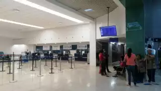 El vuelo 823 de Aeroméxico rumbo hacia la capital del país fue el primero en despegar este domingo