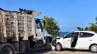 Vehículo y unidad de volteo protagonizan choque en la carretera Campeche-Champotón