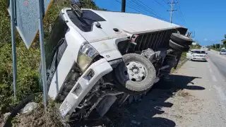 Camioneta termina volcada tras reventarse un neumático en la Cancún-Tulum