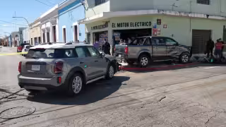 Mini cooper choca contra camioneta y termina en una tienda en el Centro de Mérida