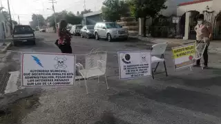 Con pancartas y sillas, los vecinos se manifiestan contra la obra, la cual aseguran pone en riesgo sus vidas