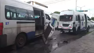 Una combi de transporte público se estrelló contra la parte trasera de otra unidad en la avenida Niños Héroes