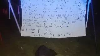 Ayer en la madrugada dos personas a bordo de una motocicleta vieron el narcomensaje meciéndose en un columpio en un área de juegos