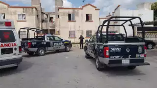 Policías y paramédicos llegaron al fraccionamiento Villas Otoch Paraíso en Cancún luego del reporte de una persona baleada en la zona