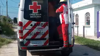 Paramédicos de la Cruz Roja detuvieron el sangrado de ambos brazos