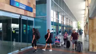 Se cancelaron tres vuelos hacia Dallas desde el Aeropuerto Internacional de Cancún, fueron reprogramados para mañana