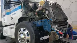 Por no respetar su alto, un tráiler ocasionó un accidente sobre la carretera Campeche-Mérida