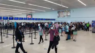Gran movilidad de personas en el aeropuerto de Cancún