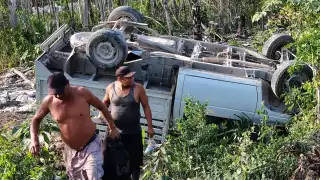 El conductor junto con su acompañante bebían cerveza mientras conducían