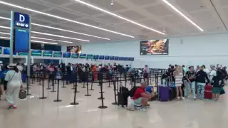 El aeropuerto de Cancún empieza a llenarse de turistas tanto nacionales como internacionales en el arranque de las vacaciones de Verano