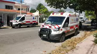 Paramédico tuvieron que quitar candados para poder ingresar a la casa