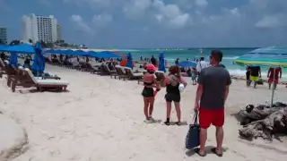 Los turistas internacionales y locales en Cancún aprovecharon el poco sargazo en Playa Fórum para disfrutar del mar azul
