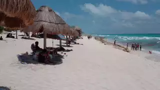 En alunas partes de Playa Delfines se observa por cantidad de sargazo recalado este 23 de julio en la Zona Hotelera de Cancún