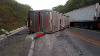 La unidad quedó volcada en uno de los carriles de la carretera federal Escárcega-Chetumal, hasta donde llegaron rescatistas