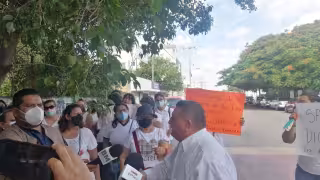 Maestros piden que se les suba su salario