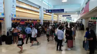 Los pasajeros hicieron largas filas en lo módulos de las aerolíneas dentro del aeropuerto de Cancún