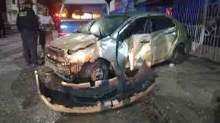De lo aparatoso del choque, el carro quedó destrozado sobre la avenida