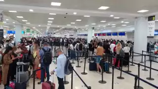Los pasajeros de los cinco vuelos cancelados en el aeropuerto de Cancún deberán preguntar a sus aerolíneas cuándo será su salida del Caribe Mexicano
