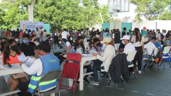 En el caso de los adultos que recién cumplieron 18 años de edad esperan ingresar por grupos de a 10 personas En el caso de los adultos que recién cumplieron 18 años de edad esperan ingresar por grupos de a 10 personas