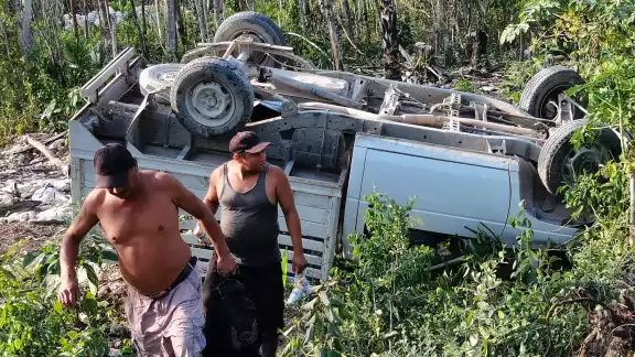 El conductor junto con su acompañante bebían cerveza mientras conducían El conductor junto con su acompañante bebían cerveza mientras conducían