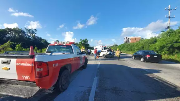 Al lugar llegaron elementos policiales, así como bomberos para auxiliar a la mujer Al lugar llegaron elementos policiales, así como bomberos para auxiliar a la mujer