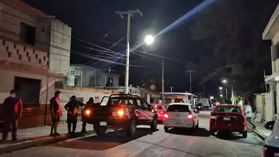 Al lugar llegó la policía municipal para detener la situación y detener al responsable Al lugar llegó la policía municipal para detener la situación y detener al responsable