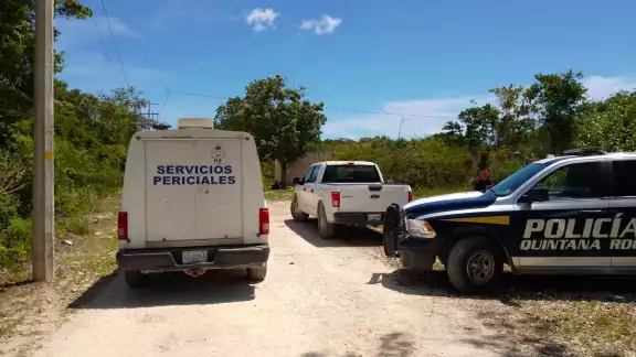 El cuerpo hallado en la Zona Continental de Isla Mujeres fue llevado a las instalaciones del Semefo en Cancún para su necropsia de ley El cuerpo hallado en la Zona Continental de Isla Mujeres fue llevado a las instalaciones del Semefo en Cancún para su necropsia de ley