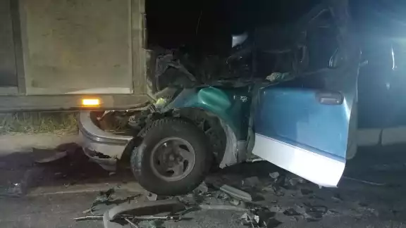 Automovilistas reportaron que una camioneta se había estrellado en la parte posterior de un tráiler