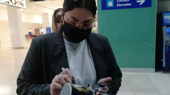 La cantante aprovechó para tomarse fotos y dar autógrafos a sus fans La cantante aprovechó para tomarse fotos y dar autógrafos a sus fans