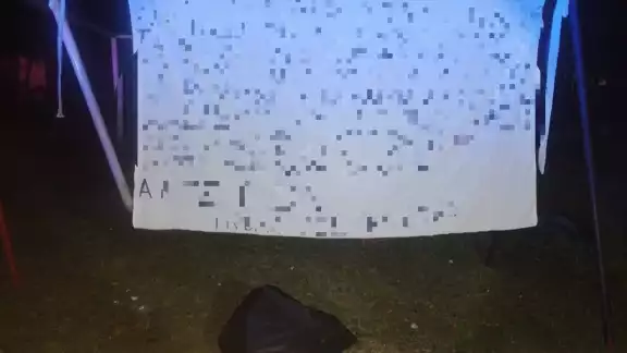 Ayer en la madrugada dos personas a bordo de una motocicleta vieron el narcomensaje meciéndose en un columpio en un área de juegos