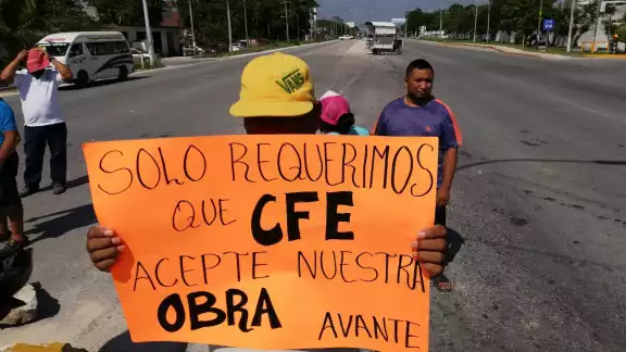 Manifestantes realizan bloqueo vial para solicitar medidores a la CFE Manifestantes realizan bloqueo vial para solicitar medidores a la CFE