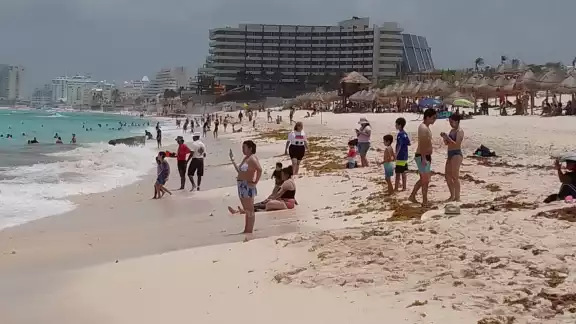 Los bañistas extranjeros y nacionales pudieron disfrutar de Playa Delfines en Cancún, ya que no tuvo un recale excesivo de sargazo Los bañistas extranjeros y nacionales pudieron disfrutar de Playa Delfines en Cancún, ya que no tuvo un recale excesivo de sargazo