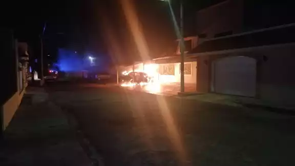 Con este caso, el H. Cuerpo de Bomberos de Othón P. Blanco reporta 32 carros quemados, de los cuales 17 han sido intencionales Con este caso, el H. Cuerpo de Bomberos de Othón P. Blanco reporta 32 carros quemados, de los cuales 17 han sido intencionales