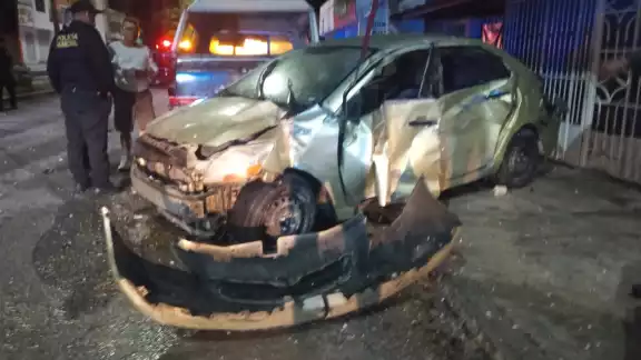 De lo aparatoso del choque, el carro quedó destrozado sobre la avenida De lo aparatoso del choque, el carro quedó destrozado sobre la avenida