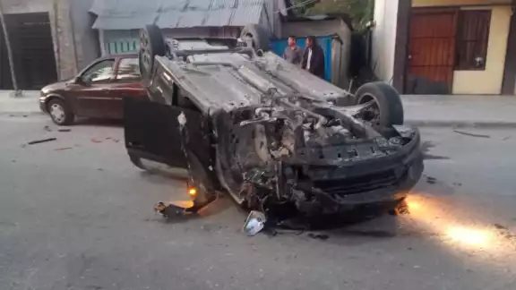 Según vecinos, el accidente pudo ser peor, pero fue detenido por un automóvil estacionado Según vecinos, el accidente pudo ser peor, pero fue detenido por un automóvil estacionado
