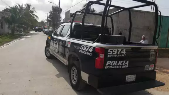 Los policías vieron al hombre mientras lanzaba basura a la vía pública Los policías vieron al hombre mientras lanzaba basura a la vía pública